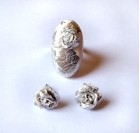 Prstan in uhani z belo srebrno vrtnico