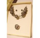 Unikatni, ročno izdelan nakit z vzorcem rožic v črno beli barvi