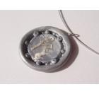 Obesek z motivom mačke v srebrno-sivi barvi